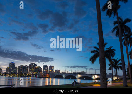 WEST PALM BEACH SKYLINE VOM LAKE DRIVE PARK PALM BEACH FLORIDA USA Stockfoto