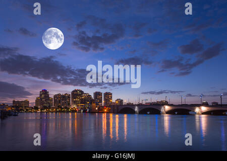 DAS ROYAL PARK BRÜCKE WEST PALM BEACH SKYLINE FLORIDA USA Stockfoto