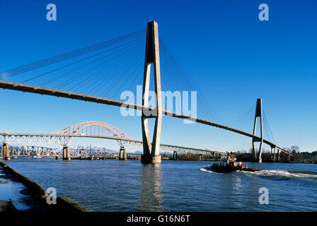 Brücken über den Fraser River, New Westminster, Surrey, British Columbia, Kanada - Skytrain SkyBridge Pattullo Bridge hinter Stockfoto