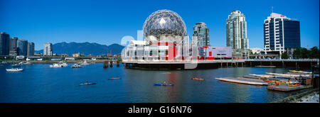 Vancouver, BC, Britisch-Kolumbien, Kanada - Telus World of Science (aka Science World) und die Skyline der Stadt am False Creek - Panorama Stockfoto