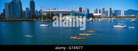 Vancouver, BC, Britisch-Kolumbien, Kanada - BC Place Stadium und die Skyline der Stadt am False Creek - Panoramablick Stockfoto