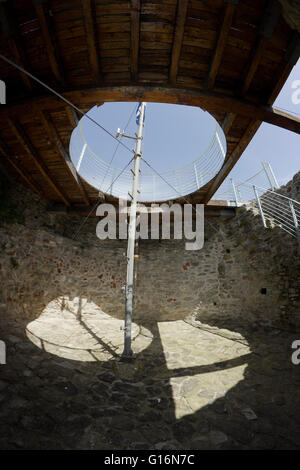 Architektonischen Innenraum Blick auf dem zentralen runden Stein Turm (letzte Geschossdecke) in Kavalas Stadtschloss. Griechenland. Stockfoto