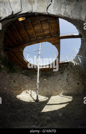 Architektonischen Innenraum weiten Blick auf die zentralen runden Stein Turm (Dachgeschoss) in Kavalas Stadtschloss. Griechenland. Stockfoto