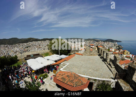 Weitwinkelaufnahme von Kavala Vororte der Stadt vom Turm der Burg. Des Schlosses (rechts) SE Bastion & Café im Vordergrund. Griechenland Stockfoto