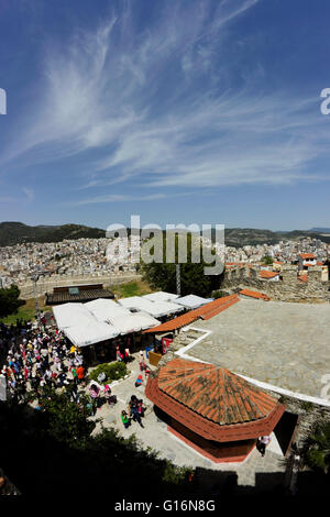 Weitwinkelaufnahme von Kavala Vororte der Stadt vom Turm der Burg. Des Schlosses (rechts) SE Bastion & Café im Vordergrund. Griechenland Stockfoto