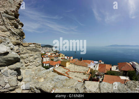 Panoramablick auf Kavalas Panagia (Altstadt)-Süd-Ost-Halbinsel aus gesehen die die Burg Akropolis auf Mt. Symvolo, Griechenland Stockfoto