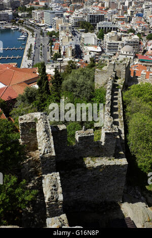 Kavala, die Innenstadt von der North West zinnenbewehrten Turm & Gehweg Burgbefestigung gesehen. Panagia Bezirk, Griechenland Stockfoto
