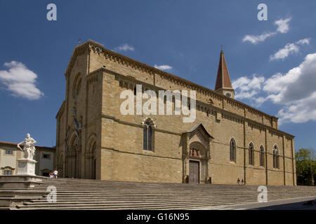 Blick auf die Kathedrale von Saint Donato in Arezzo in Italien Stockfoto