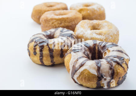 Verschiedene Donuts Nahaufnahme isoliert auf weißem Hintergrund Stockfoto