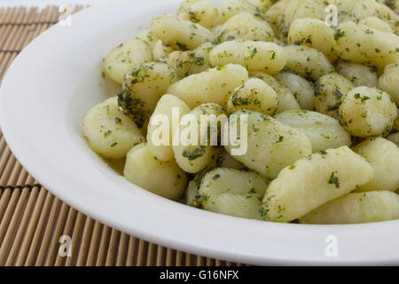 Gnocchi-Nudeln mit Pesto hautnah Stockfoto