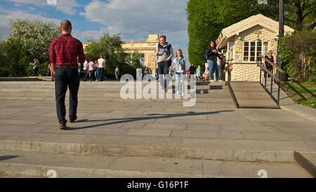 Sonniger Urlaub im Park Gorkogo in Moskau. Haupttore und Gasse mit walking Menschen auf 7. Mai 2016 auf Treppe herab. Stockfoto