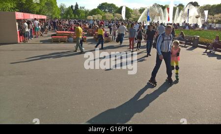 Sonniger Urlaub im Park Gorkogo in Moskau. Cort Lebensmittelbereich mit roten farbigen Tabelle am 7. Mai 2016. Stockfoto