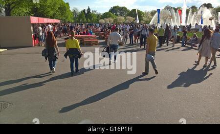 Sonniger Urlaub im Park Gorkogo in Moskau. Cort Lebensmittelbereich mit roten farbigen Tabelle am 7. Mai 2016. Stockfoto