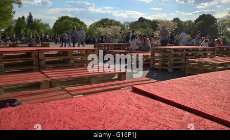 Sonniger Urlaub im Park Gorkogo in Moskau. Cort Lebensmittelbereich mit roten farbigen Tabelle am 7. Mai 2016. Stockfoto