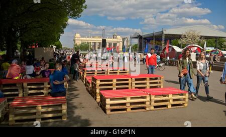 Sonniger Urlaub im Park Gorkogo in Moskau. Cort Lebensmittelbereich mit roten farbigen Tabelle am 7. Mai 2016. Stockfoto