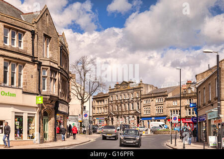Das Zentrum von Skipton, North Yorkshire, England, UK, an einem hellen Frühlingstag. Stockfoto