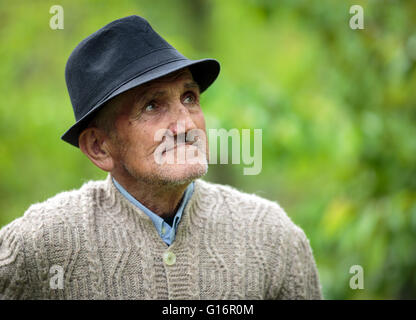 Closeup Portrait eines älteren Mannes im Freien im Garten Stockfoto