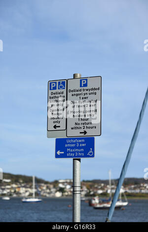 Metall Walisisch und Englisch bilingual Parken Schild bei Conway Hafen Wales Stockfoto