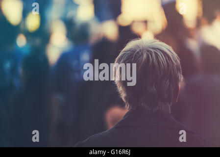 Unkenntlich ältere Erwachsene Person im freien politischen Treffen von hinten mit Blick auf die versammelten Publikum und Bühne. Stockfoto