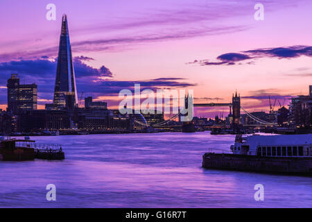 Modernen Londoner Stadtbild während des Sonnenuntergangs