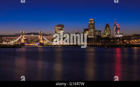 Modernen Londoner Stadtbild nach Sonnenuntergang Stockfoto