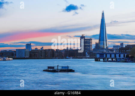 Modernen Londoner Stadtbild bei Sonnenuntergang mit einem rosa Streifen im Himmel Stockfoto