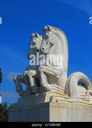 Zwei Pferde-Statue in Lissabon, Portugal gegen blauen Himmel Stockfoto