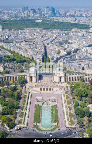 Luftaufnahme des Trocadero-Gärten und Place du Trocadéro in Paris vom Eiffelturm Stockfoto