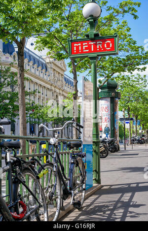 Ein Fahrrad, angekettet an ein Geländer in einer Paris sonnige Straße. Stockfoto