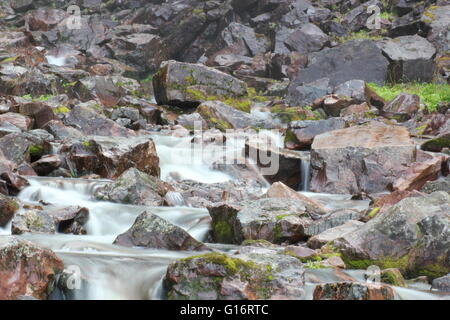 Stromschnellen am unteren Rand der Njupeskär Wasserfall im Nationalpark Fulufjället in Dalarna, Schweden. Das Bild wurde mit Lon erschossen. Stockfoto