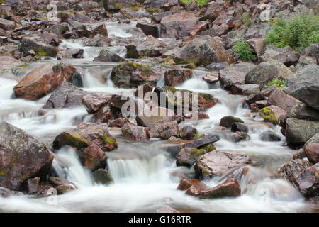 Stromschnellen am unteren Rand der Njupeskär Wasserfall im Nationalpark Fulufjället in Dalarna, Schweden. Das Bild wurde mit Lon erschossen. Stockfoto