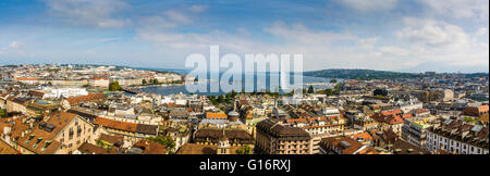 Atemberaubender Blick aus der Vogelperspektive auf den Genfer See und Jet d'eau vom Turm der Kathedrale Saint Pierre in Genf, Schweiz, Genf, Schweiz Stockfoto