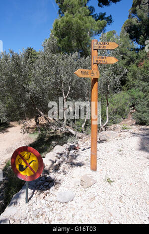 Kein Rauchen Zeichen und Wegweiser, Insel Lokrum, Dubrovnik, Kroatien Stockfoto