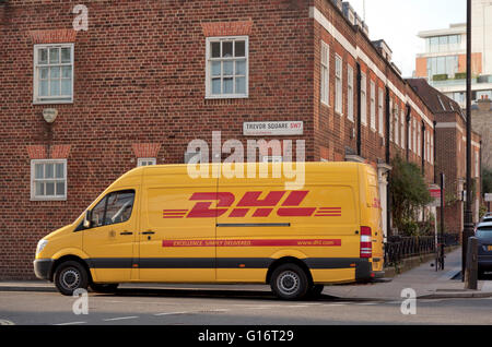 DHL-Lieferwagen bei Trevor Square in London Borough of Westminster Stockfoto