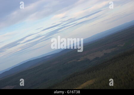 Ungewöhnliche Winkel Blick auf Berge von oben die Njupeskär Wasserfälle im Nationalpark Fulufjället. Stockfoto