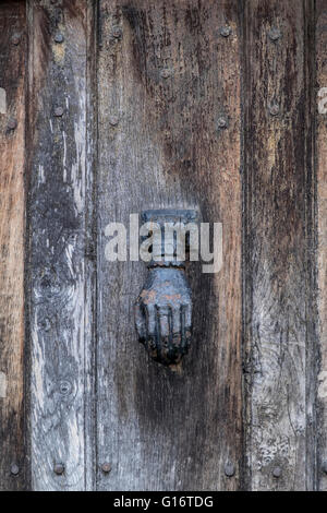 Türklopfer Eisen auf alte Holztür Stockfoto