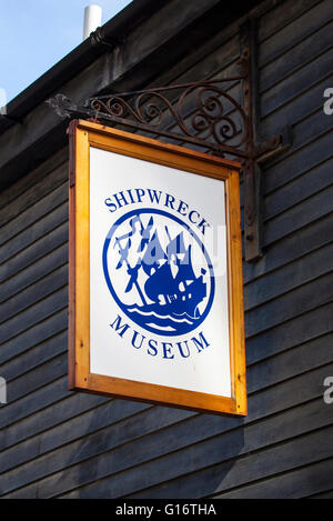 HASTINGS, UK - 1. April 2016: Das Zeichen auf der Außenseite des das Schiffswrack-Museum in Hastings, am 1. April 2016. Stockfoto
