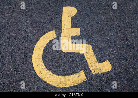 Die Behinderten-Symbol gemalt auf einer Straße. Stockfoto