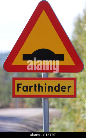 Schwedisches Verkehrsschild zeigt Geschwindigkeitsbegrenzungen. Stockfoto