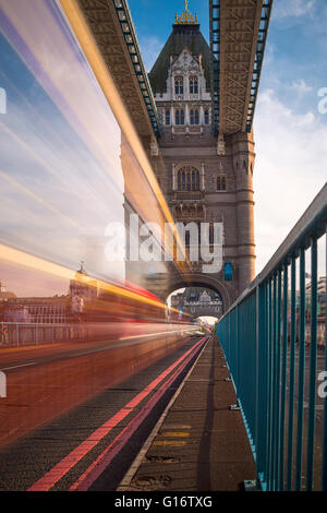 Tower Bridge, London, mit unscharfen Verkehr Stockfoto