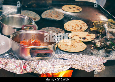 Traditionelle mexikanische Gorditas dicken gelben oder blauen Maistortillas gefüllt mit Käse, Gemüse und Fleisch, in der Stadt von Creel, Mexiko gekocht Stockfoto