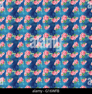 ALLOVER ROSEN MIT BLAUEN CURTER HINTERGRUND. Stockfoto