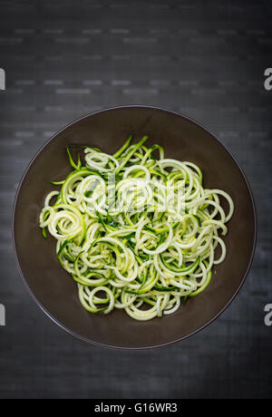 Eine Schüssel mit Zucchini (Zucchini) Nudeln (Spaghetti) unter Verwendung einer spiralizer Stockfoto