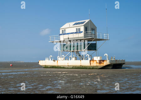 Birdwatch Kabine auf das Wattenmeer bei Ebbe der Feuchtgebiete, Wattenmeer, Niederlande Stockfoto