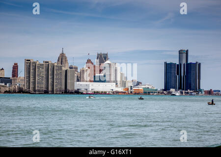 Die Skyline von Detroit City von Windsor Canada über den Detroit River, einschließlich des GM Renaissance Center (RenCen) Stockfoto