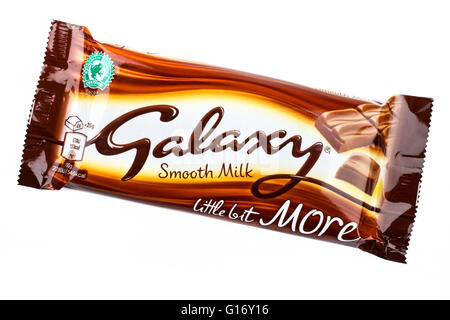 LONDON, UK - 6. Mai 2016: Eine ungeöffnete Galaxy chocolate Bar hergestellt von Mars Inc., über einen weißen Hintergrund abgebildet. Stockfoto