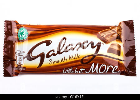 LONDON, UK - 6. Mai 2016: Eine ungeöffnete Galaxy chocolate Bar hergestellt von Mars Inc., abgebildet auf einem weißen Hintergrund auf Stockfoto