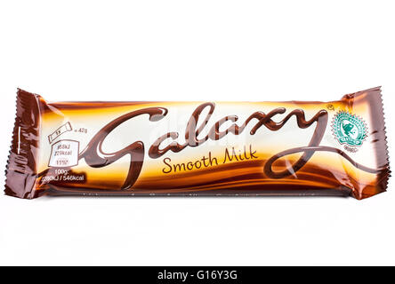 LONDON, UK - 6. Mai 2016: Eine ungeöffnete Galaxy chocolate Bar hergestellt von Mars Inc., abgebildet auf einem weißen Hintergrund auf Stockfoto