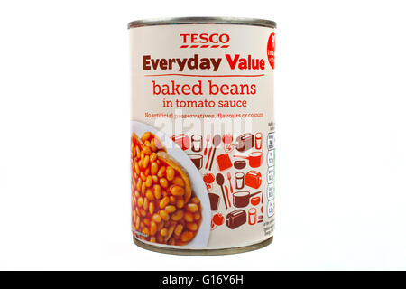 LONDON, UK - 6. Mai 2016: Eine Dose mit Tesco täglichen Wert Baked Beans isoliert auf einem weißen Hintergrund, auf 6. Mai 2016. Stockfoto