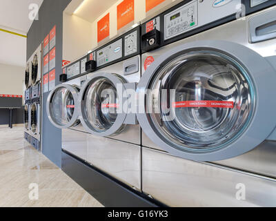 Baldige Münz Königin Waschsalon Wasch und Trockenmaschine in Pula, Kroatien. Stockfoto